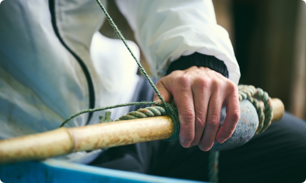 人を惹きつける笑顔の勝ち狩りもん・佐藤さんは、海との勝負を楽しむ。